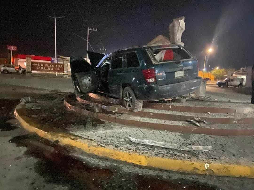 Destroza camioneta contra una rotonda