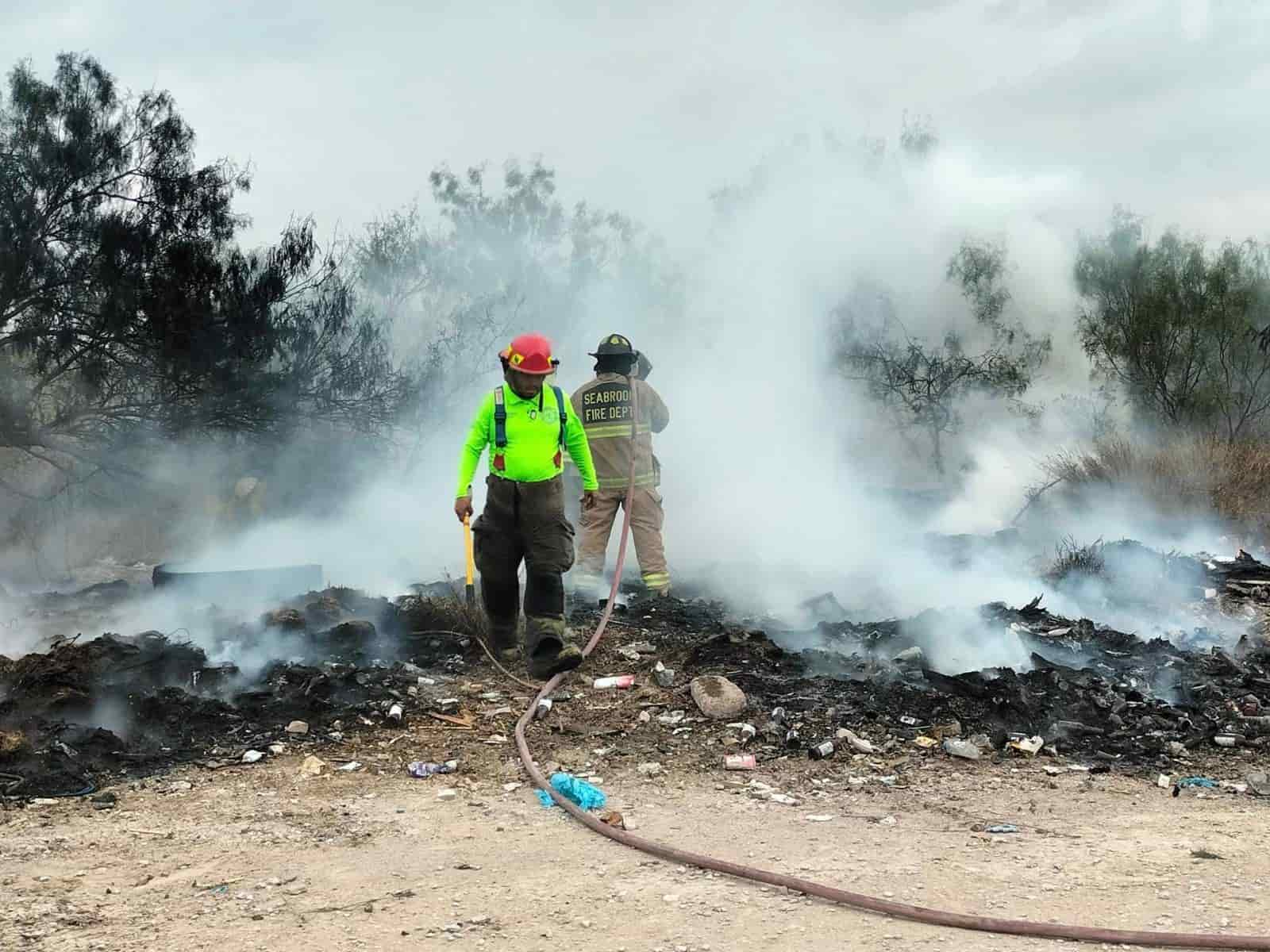 Arde basurero clandestino 