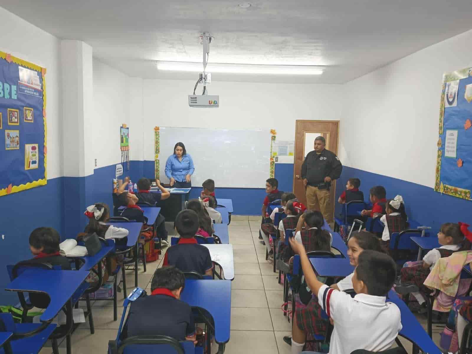 Brindan pláticas de seguridad en escuela 