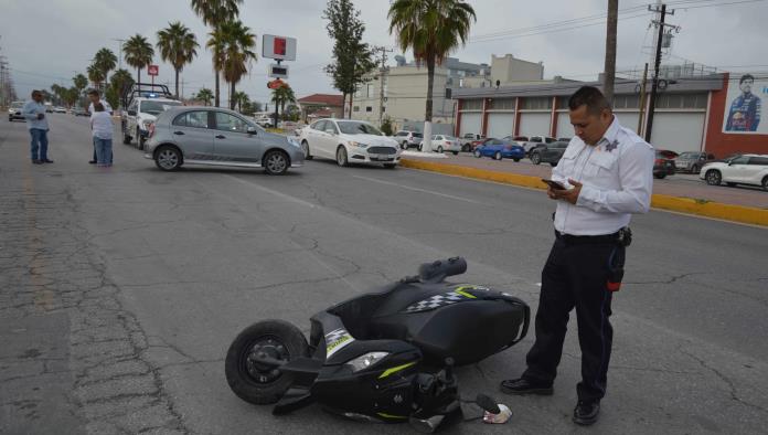 Manda a ‘volar’ a motociclista