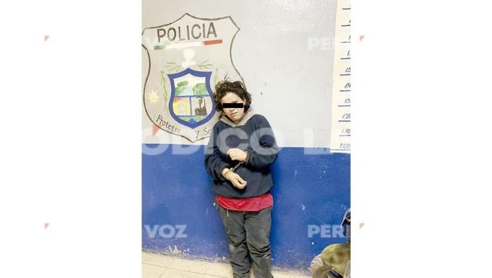 Le ‘prende’ a su casa con sus hijos adentro