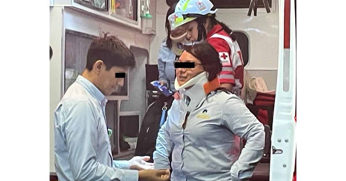 Llanta de tráiler sale ‘volando’ y golpea auto