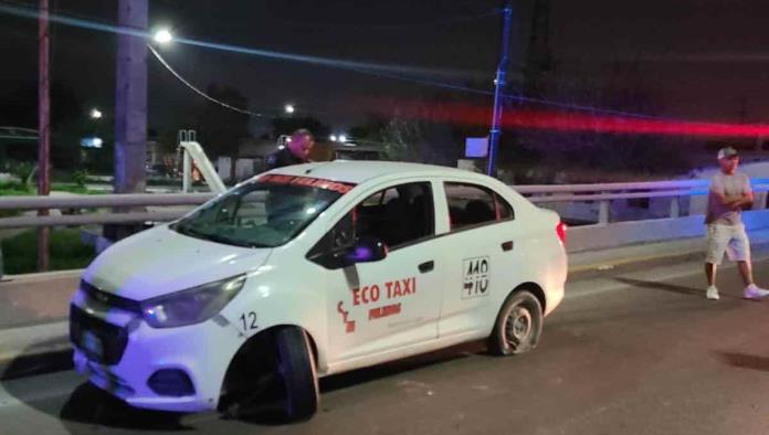 ‘Rebota’ taxista en puente de AHMSA