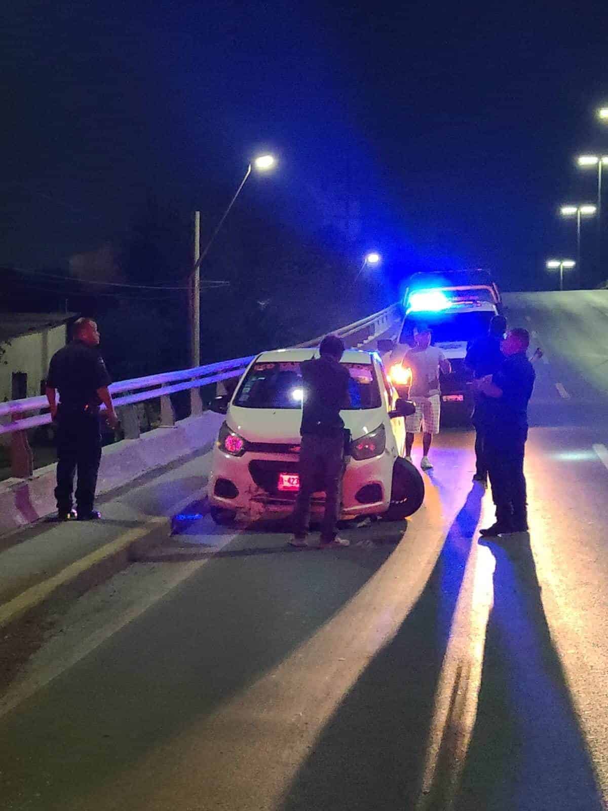 ‘Rebota’ taxista en puente de AHMSA