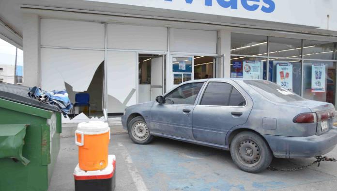 Mete auto a farmacia