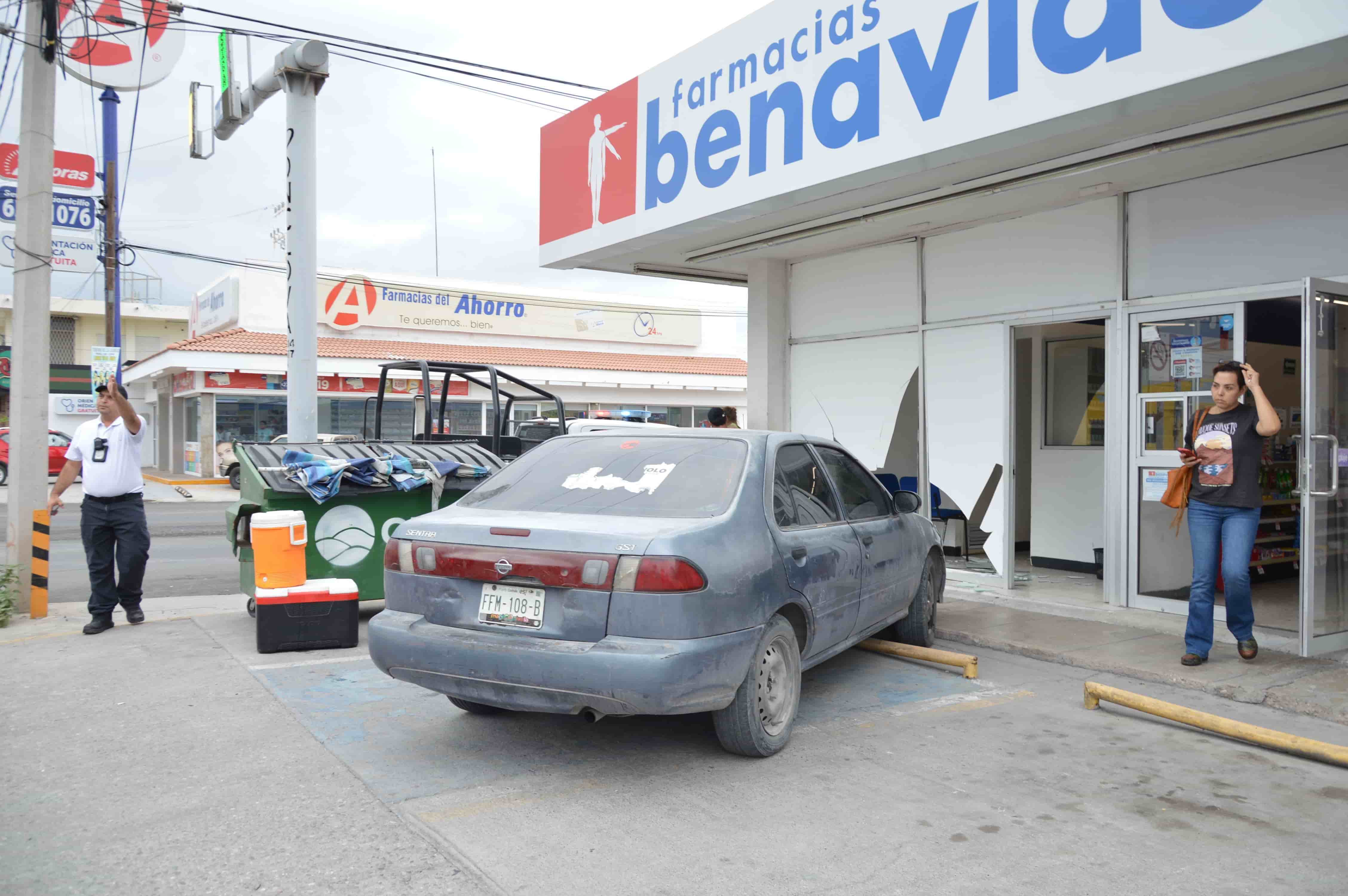 Mete auto a farmacia