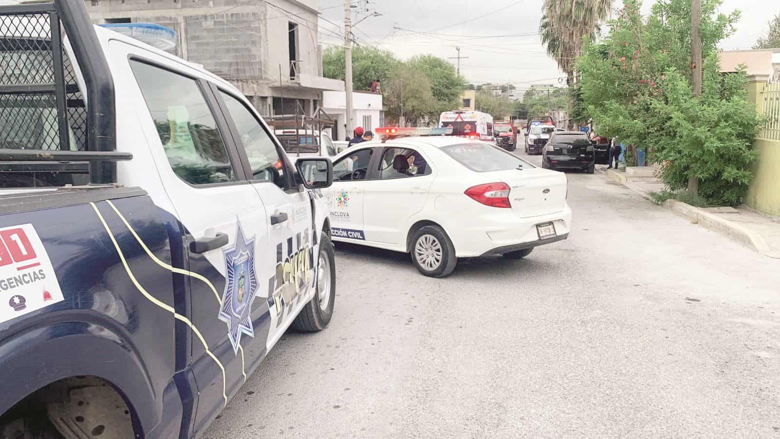 Le ‘prende’ a su casa con sus hijos adentro