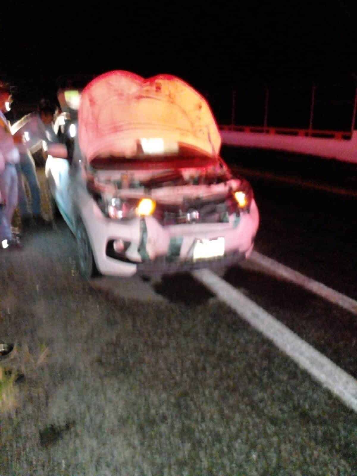 Llanta de tráiler sale ‘volando’ y golpea auto