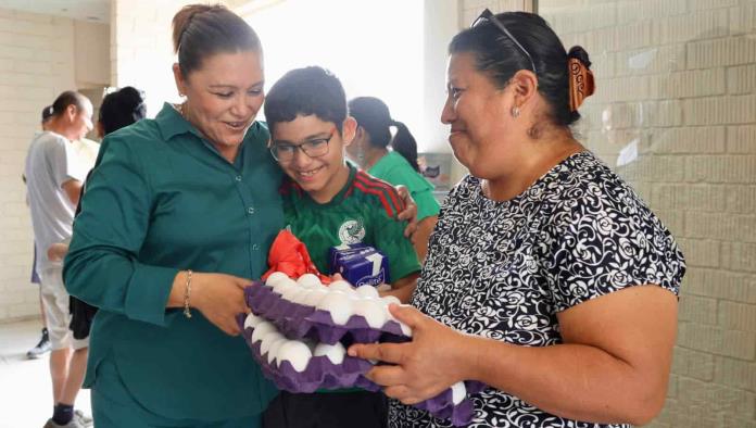 Entrega alcaldesa alimentos