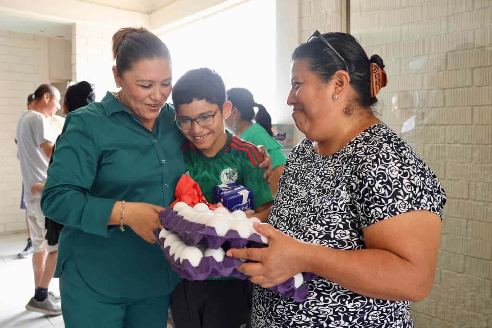 Entrega alcaldesa alimentos