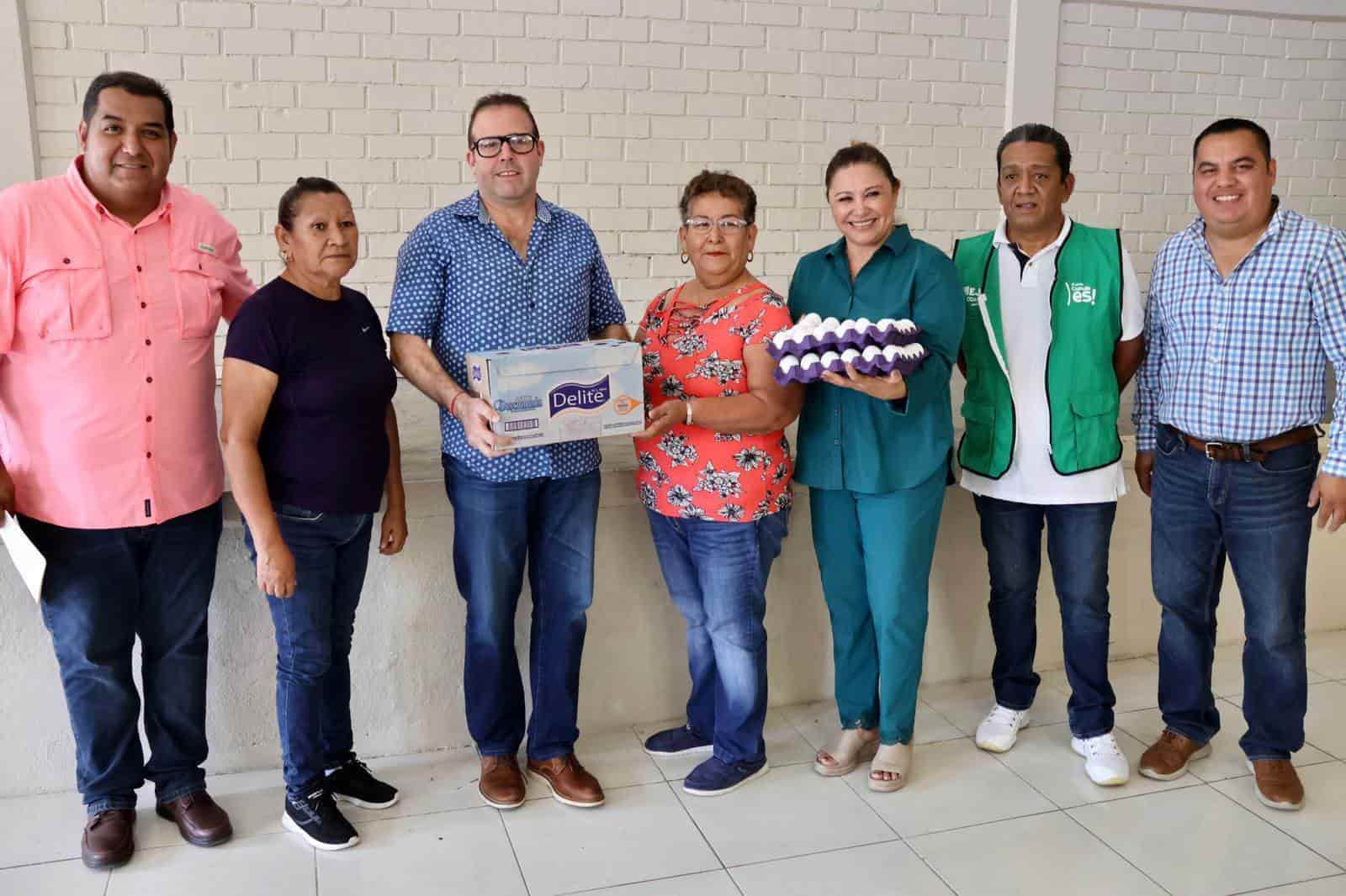 Entrega alcaldesa alimentos