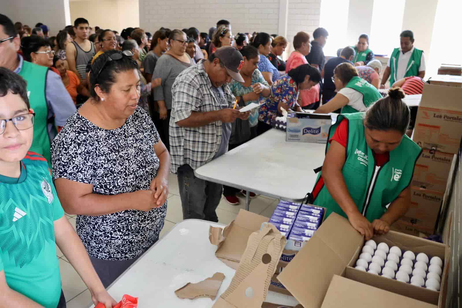 Entrega alcaldesa alimentos