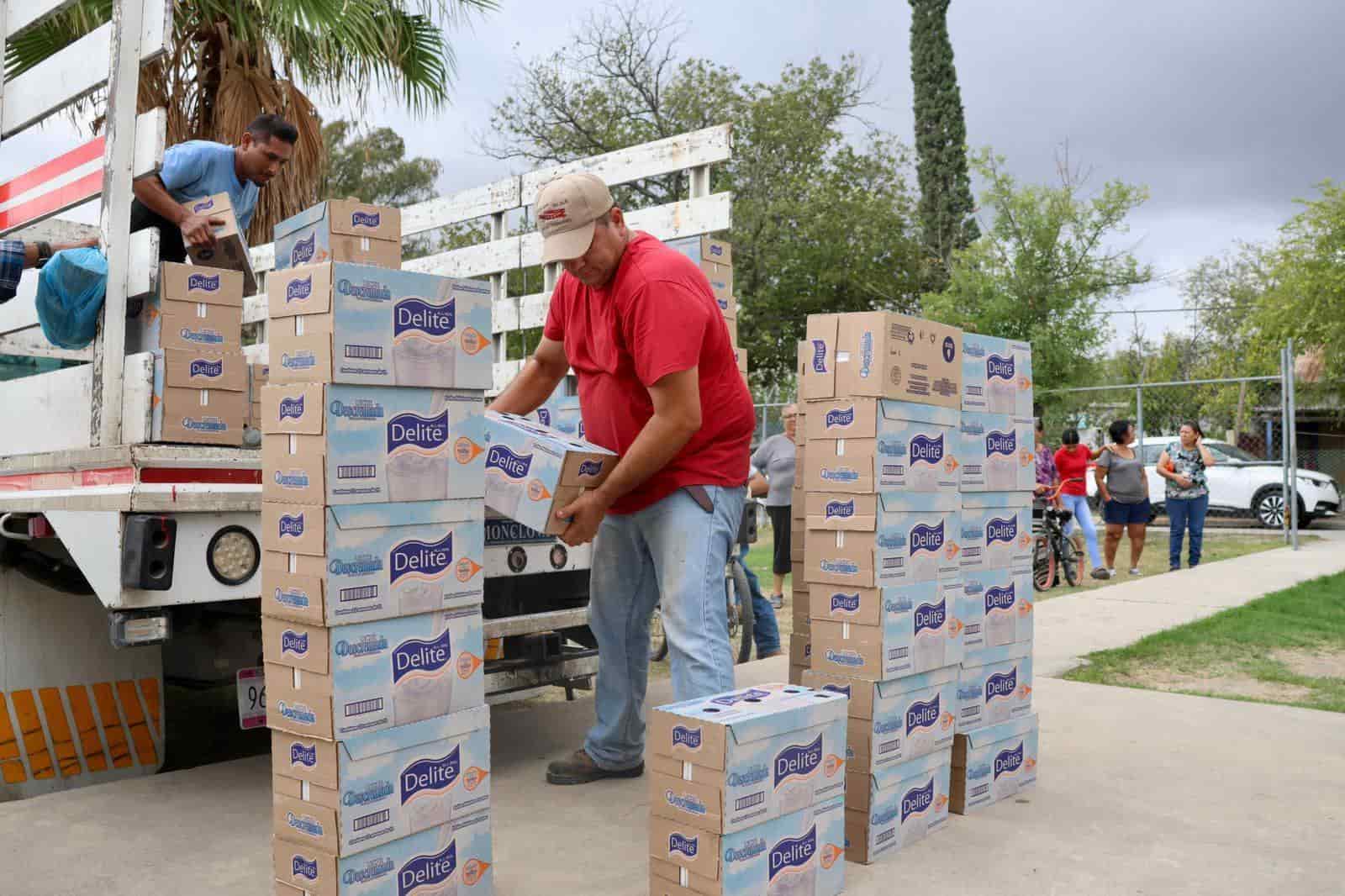 Entrega alcaldesa alimentos