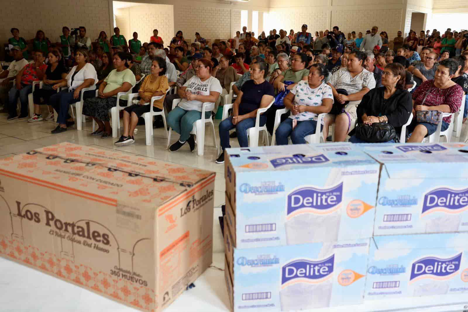 Entrega alcaldesa alimentos