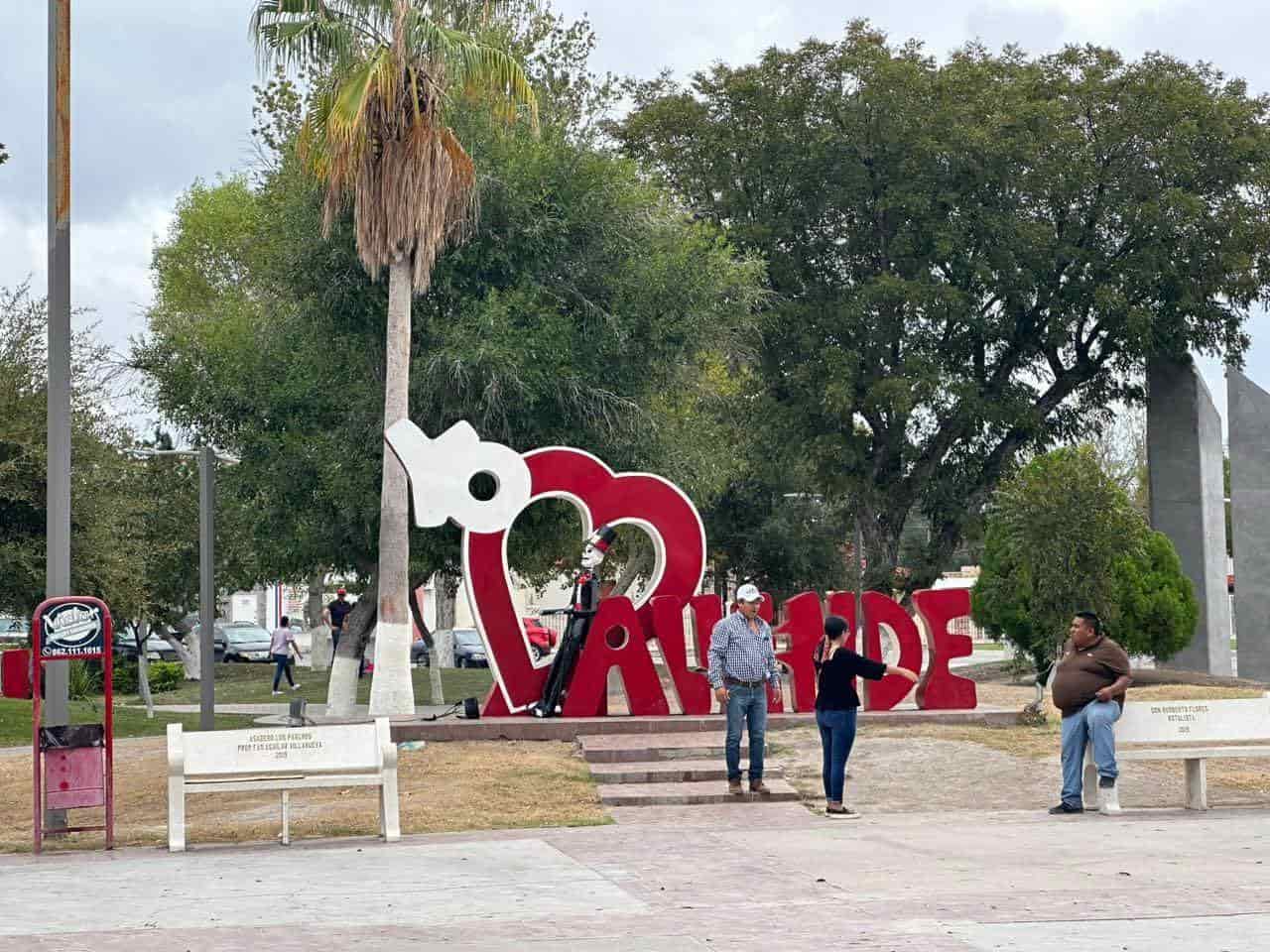 ¡Empieza la celebración! Instalan diferentes CATRINAS en la plaza principal de Allende