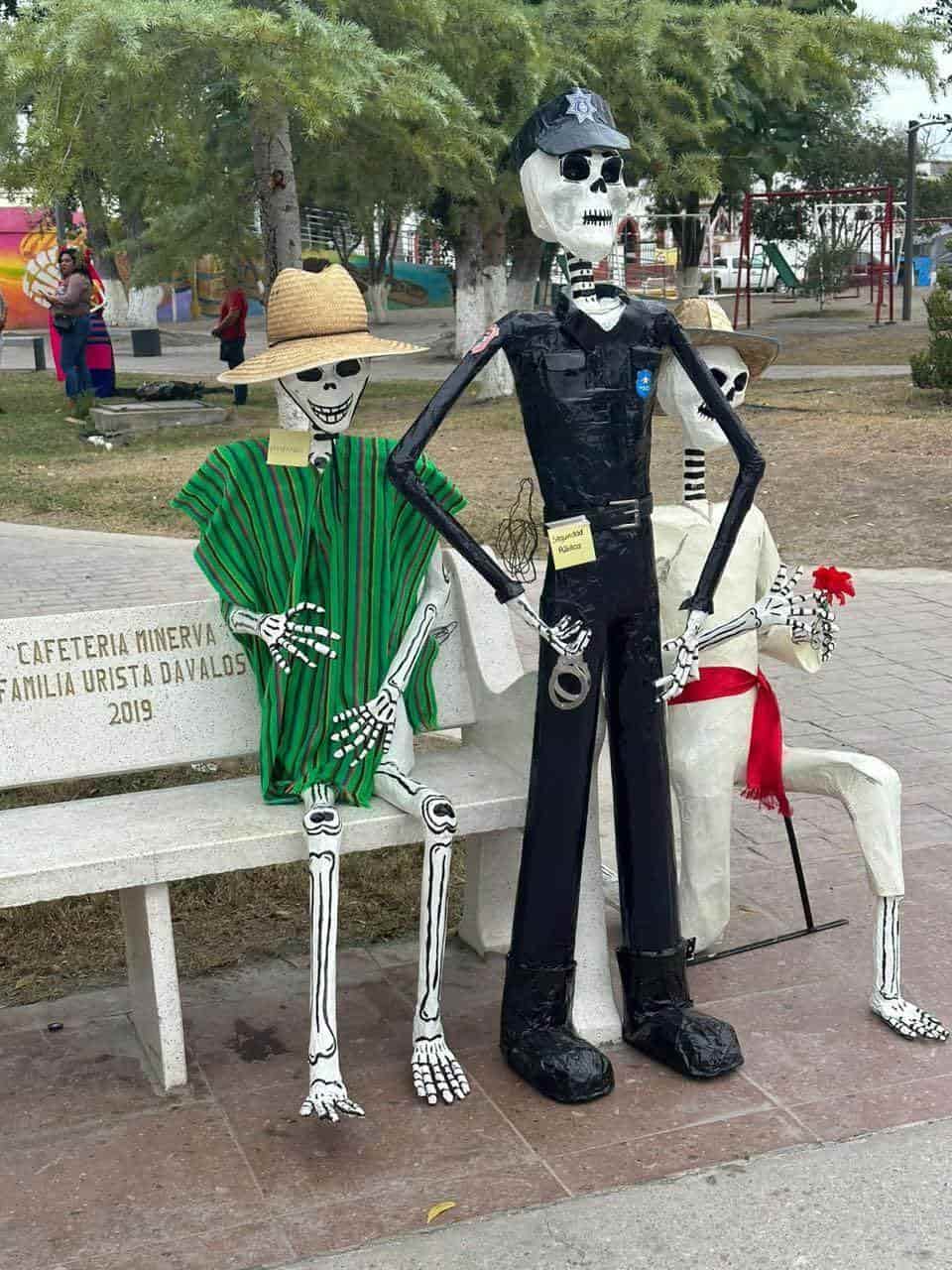 ¡Empieza la celebración! Instalan diferentes CATRINAS en la plaza principal de Allende