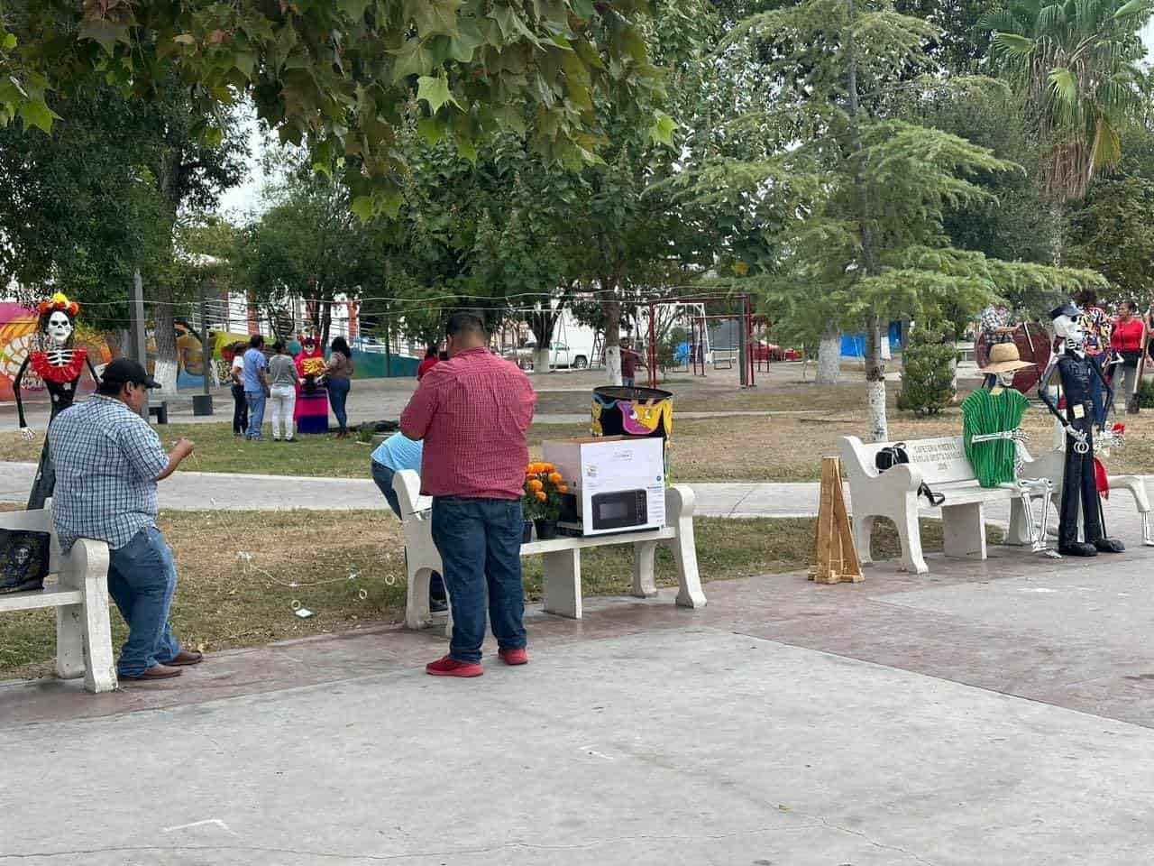 ¡Empieza la celebración! Instalan diferentes CATRINAS en la plaza principal de Allende