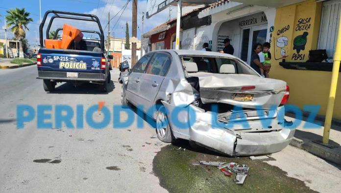 Se distrae por pelea y frunce automóvil en la Industrial 