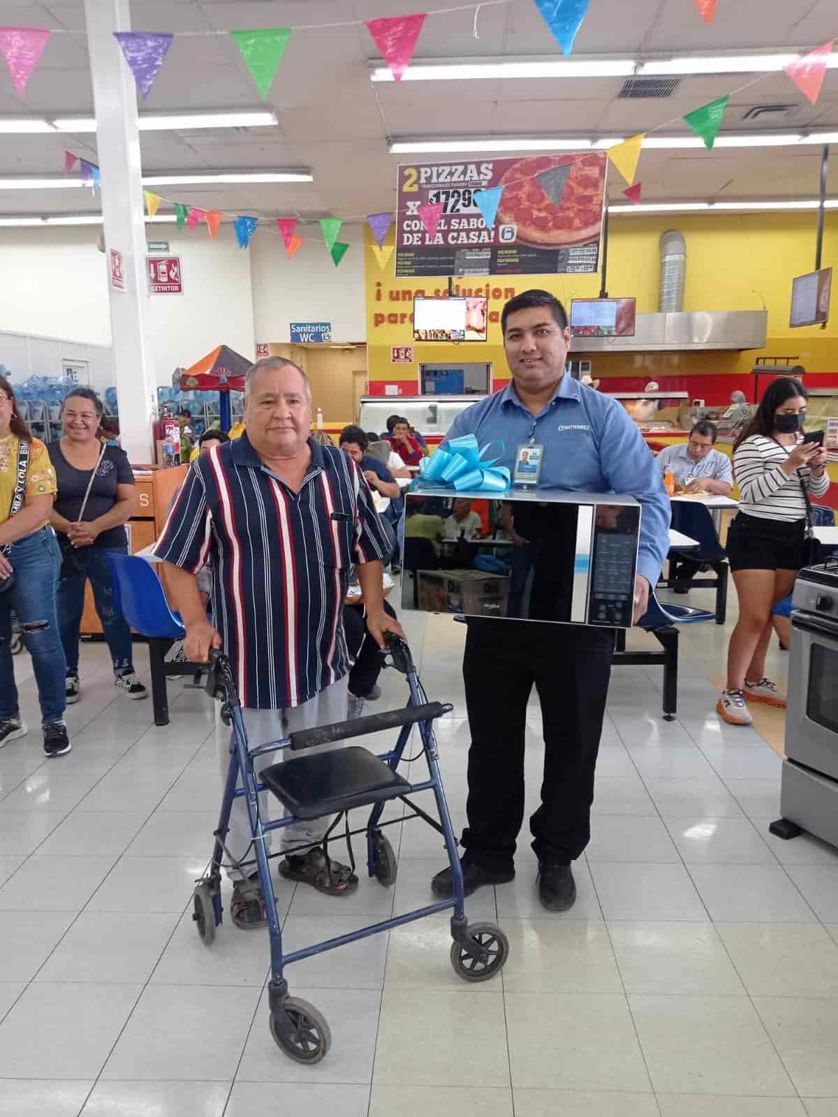 Súper Gutiérrez realizó la Entrega de Regalos por su 51 Aniversario