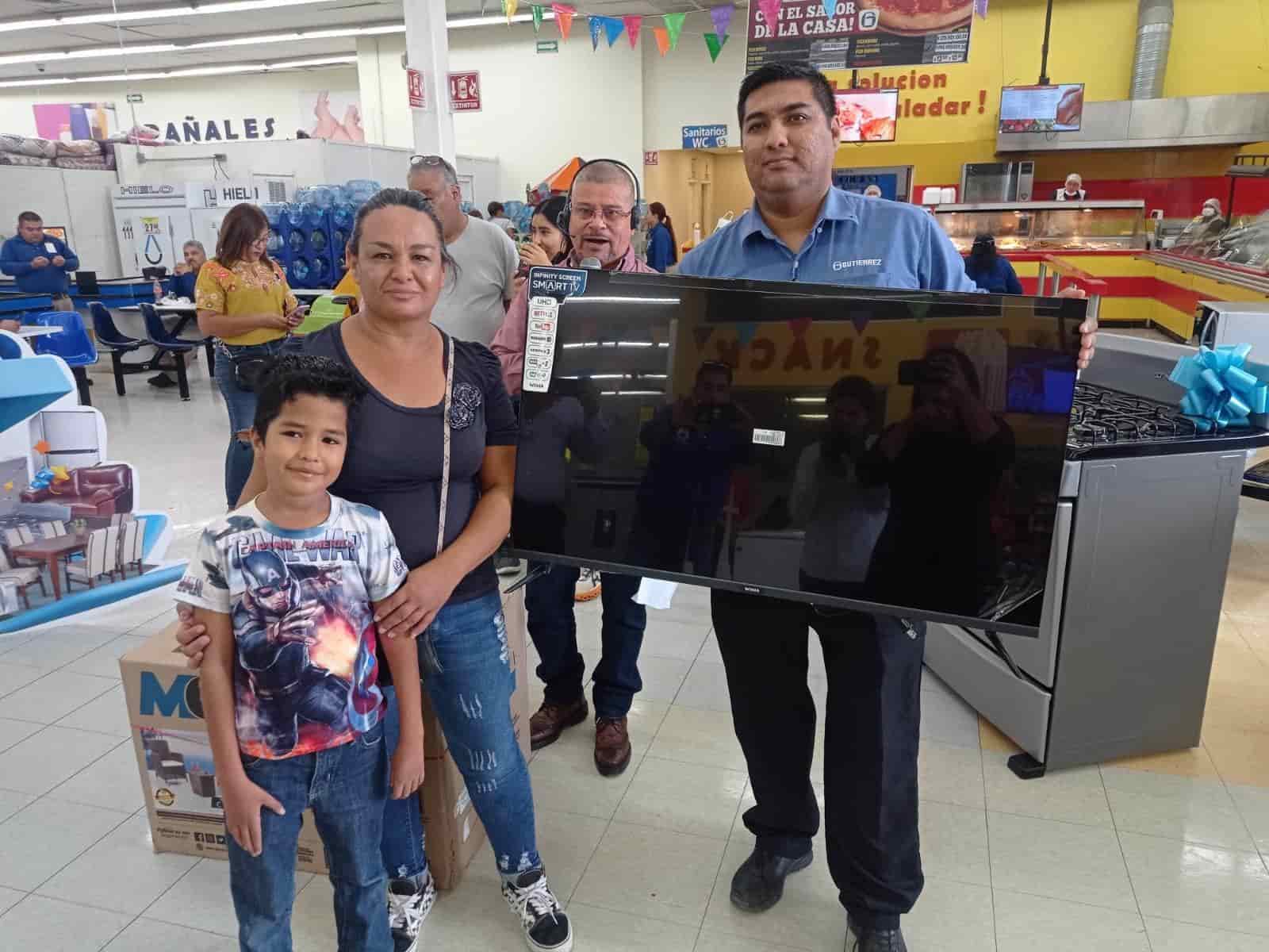 Súper Gutiérrez realizó la Entrega de Regalos por su 51 Aniversario