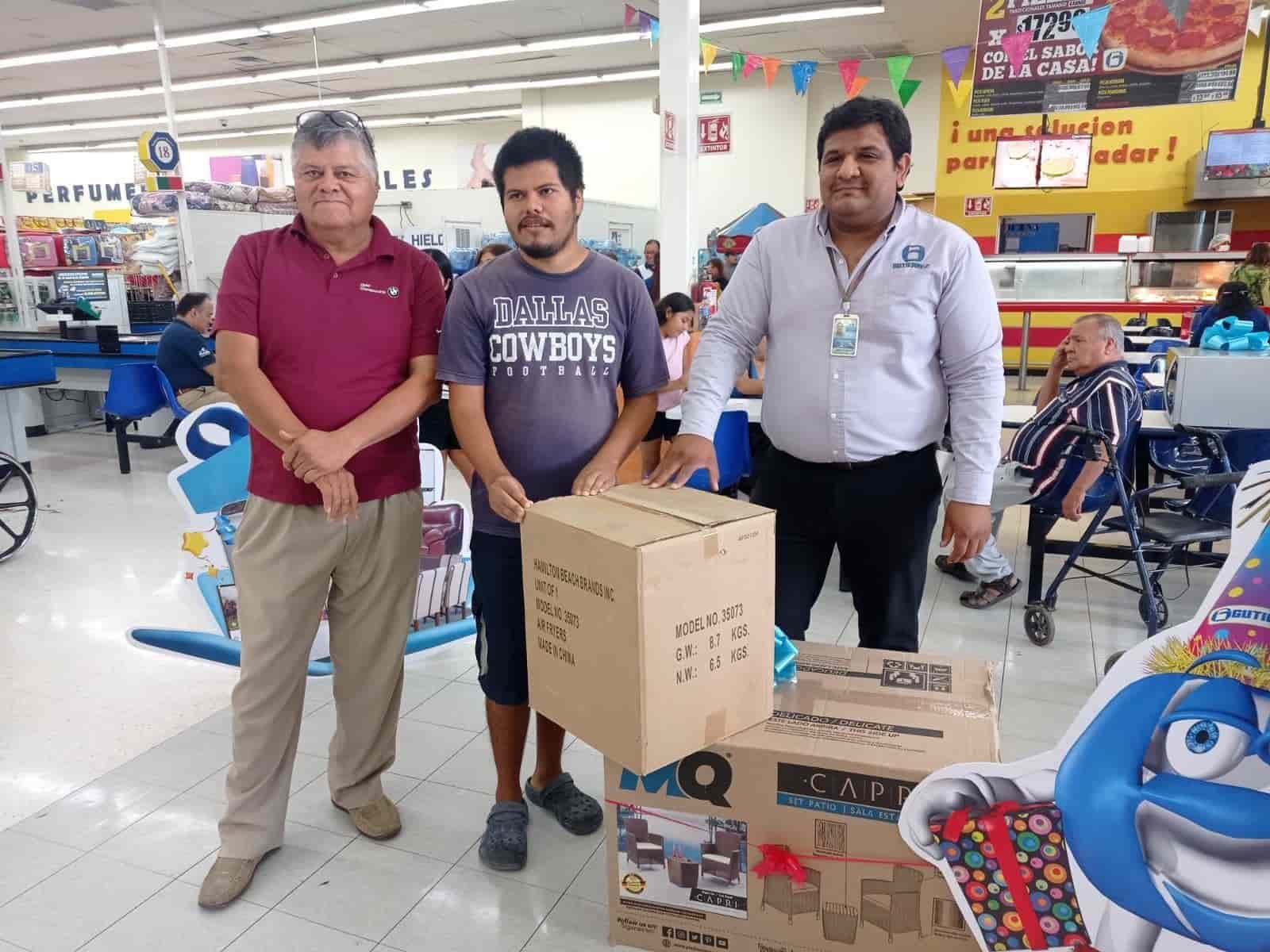 Súper Gutiérrez realizó la Entrega de Regalos por su 51 Aniversario