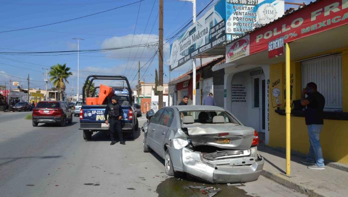 Se distrae por pelea y frunce automóvil 