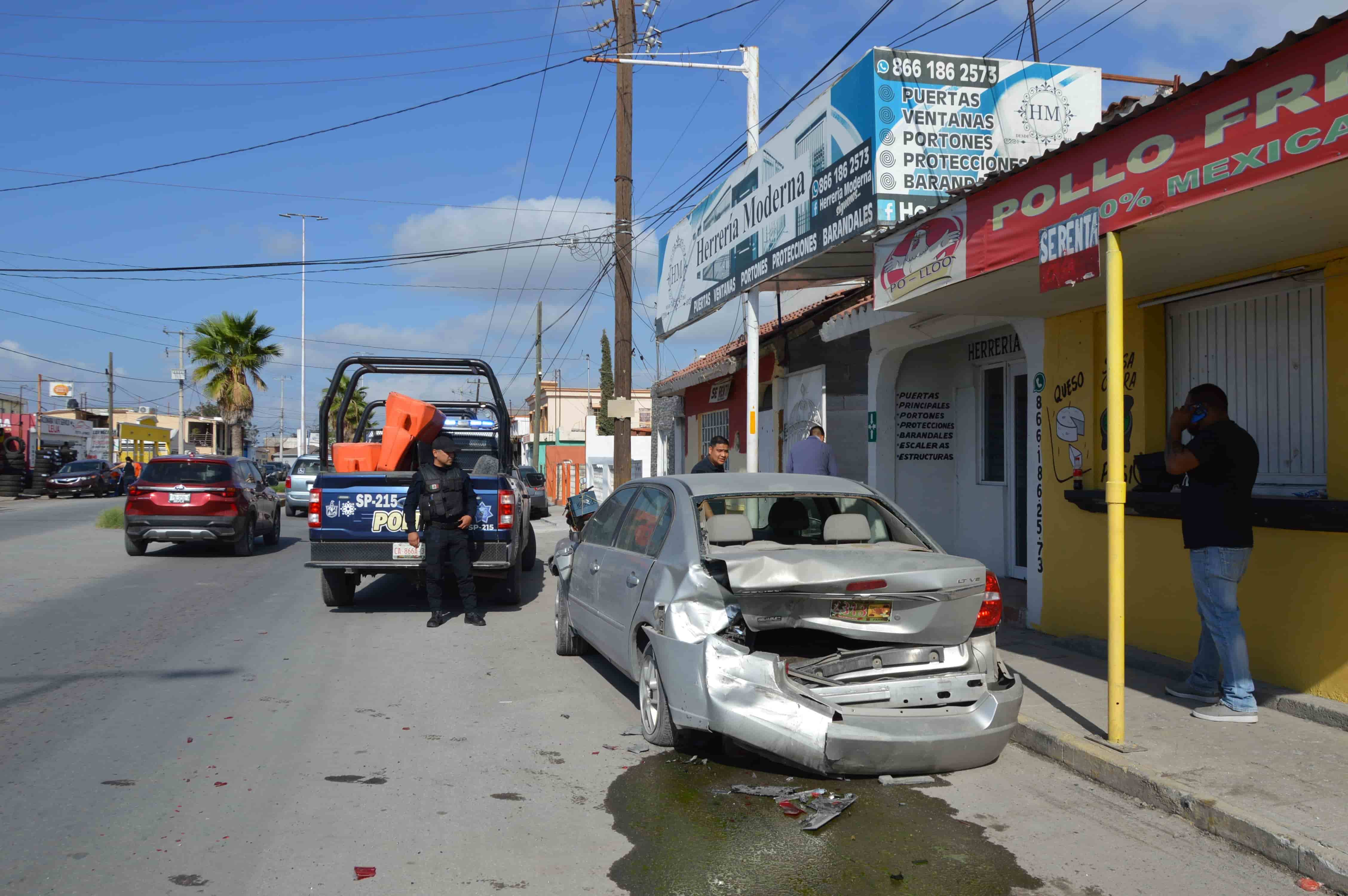 Se distrae por pelea y frunce automóvil 