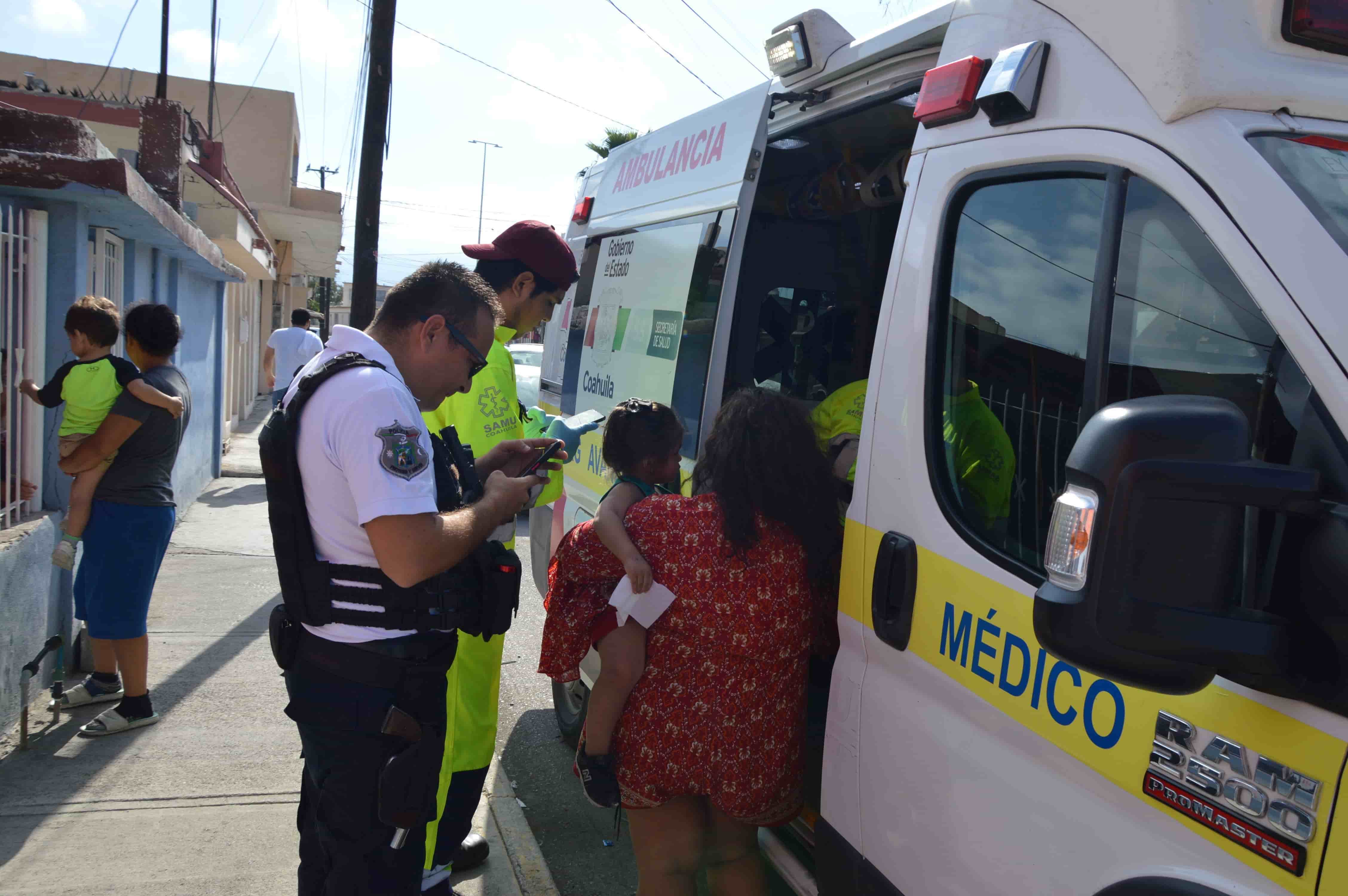 Se distrae por pelea y frunce automóvil 