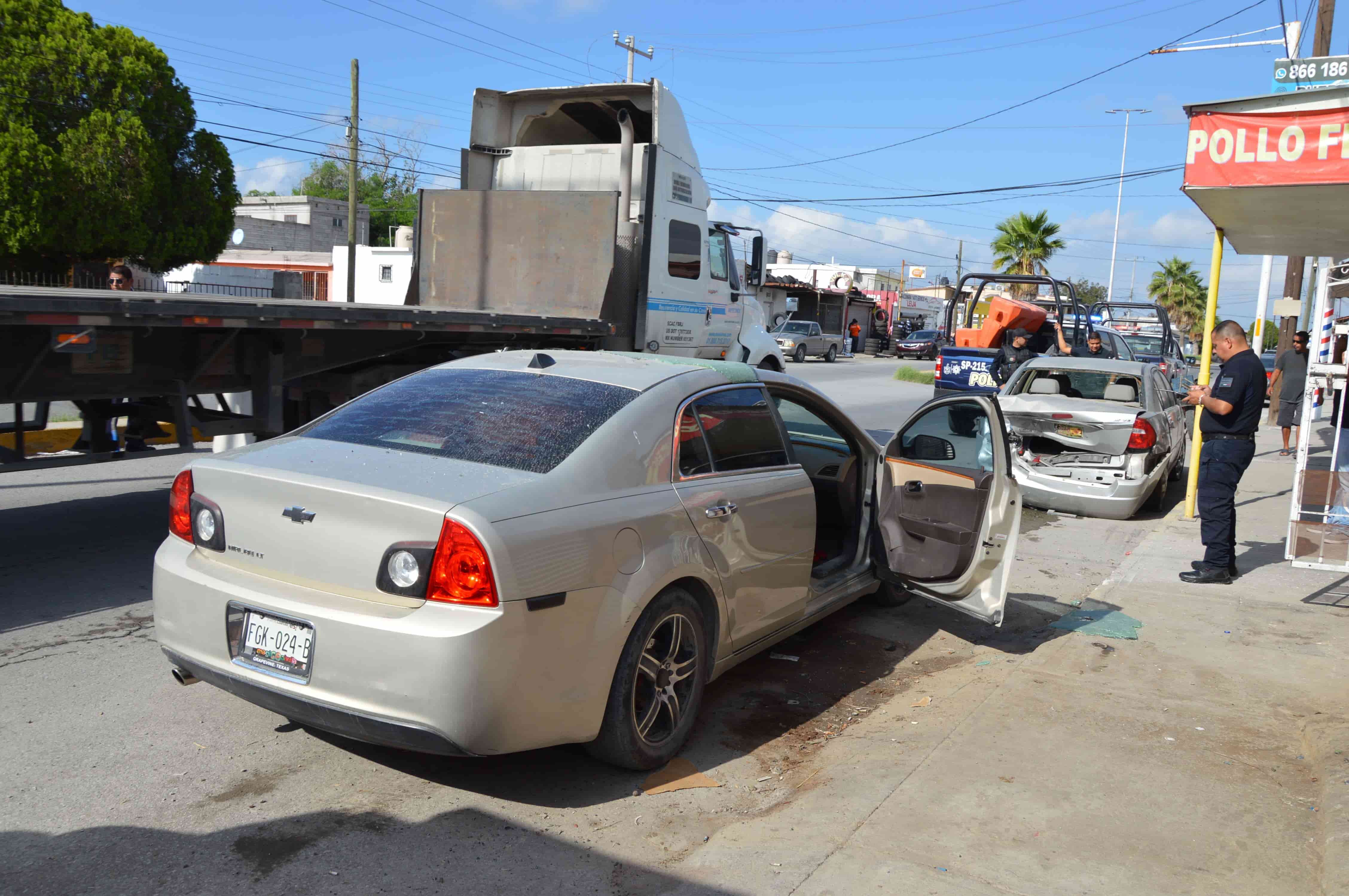 Se distrae por pelea y frunce automóvil 