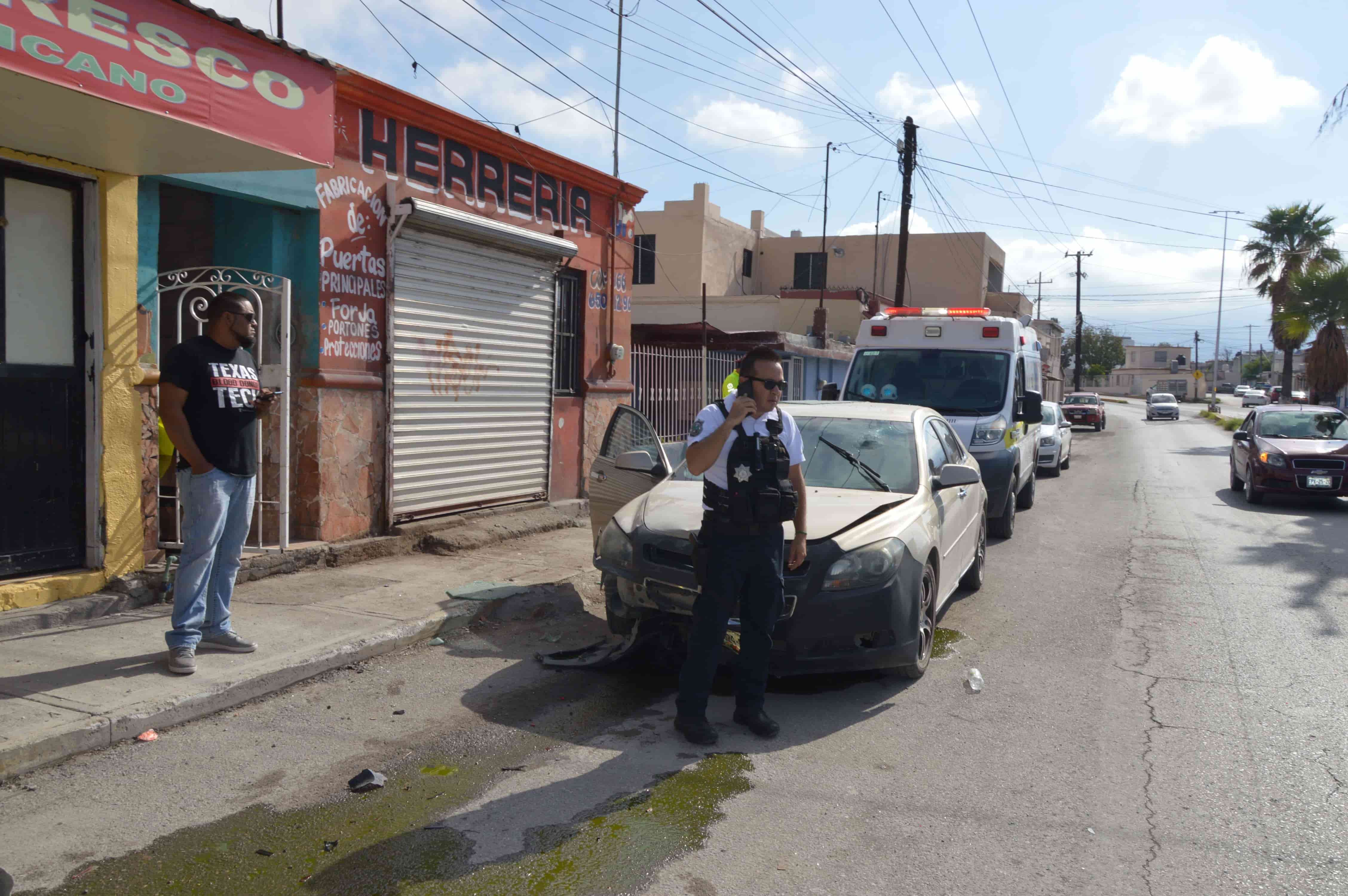 Se distrae por pelea y frunce automóvil 