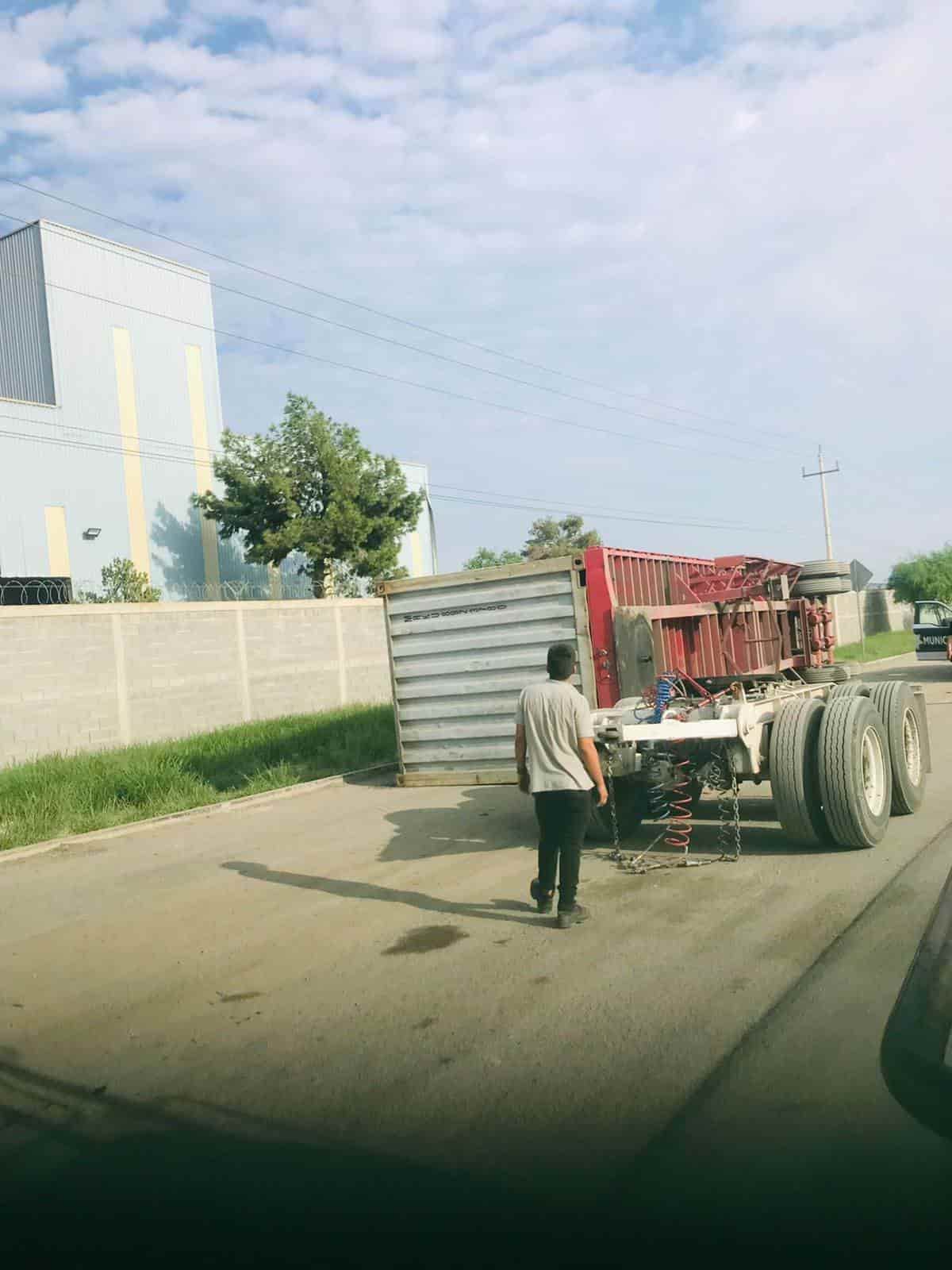 Vuelca caja de armatoste