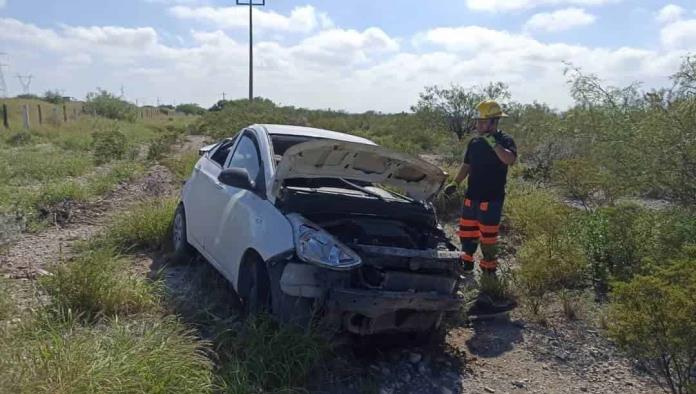 Destroza auto en volcadura