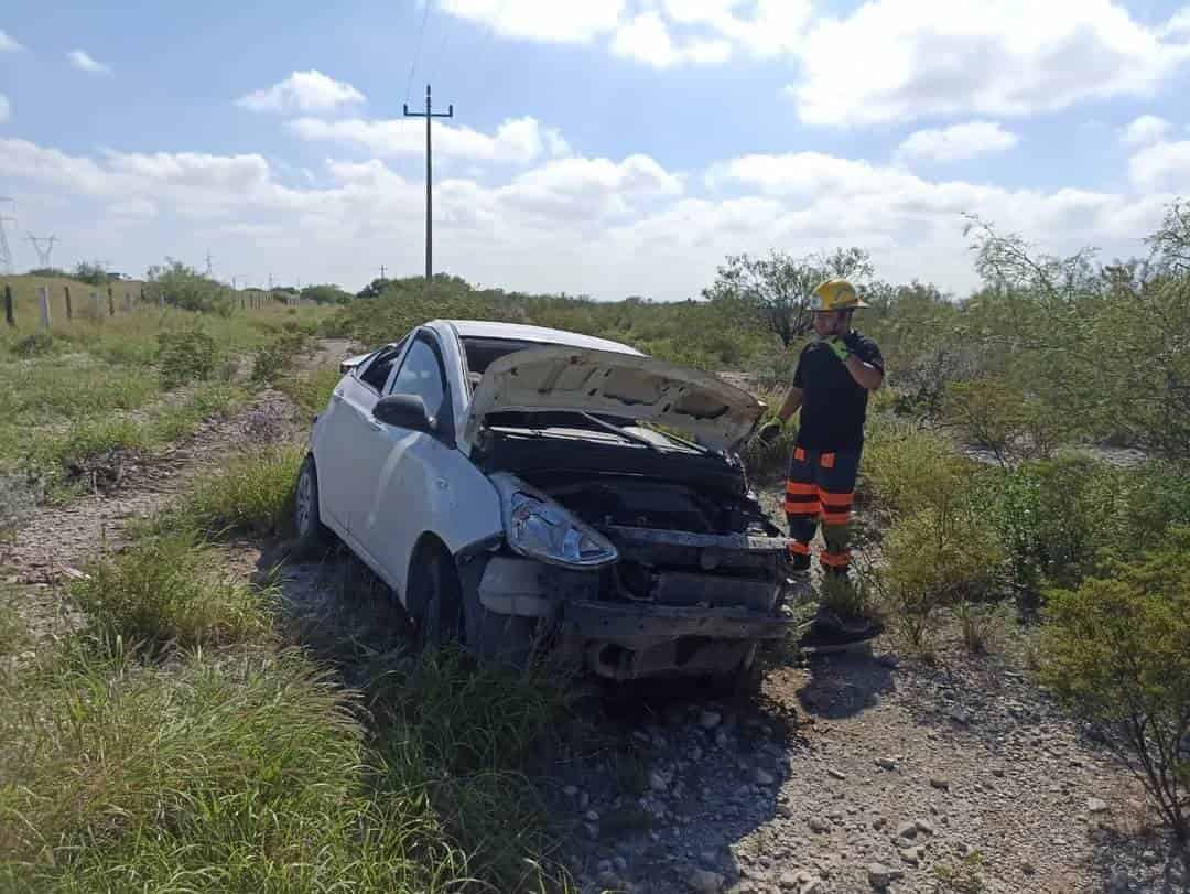 Destroza auto en volcadura