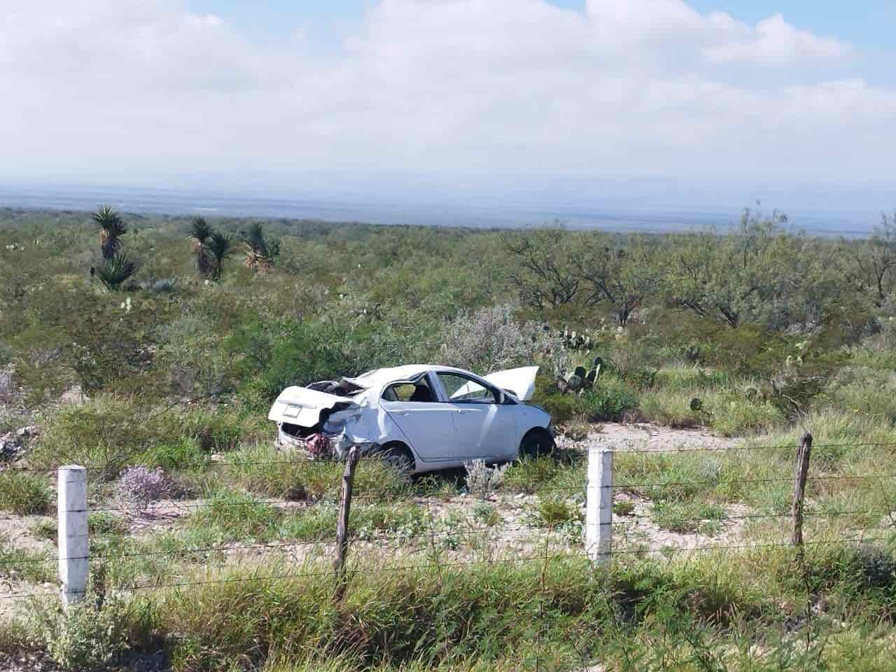 Destroza auto en volcadura