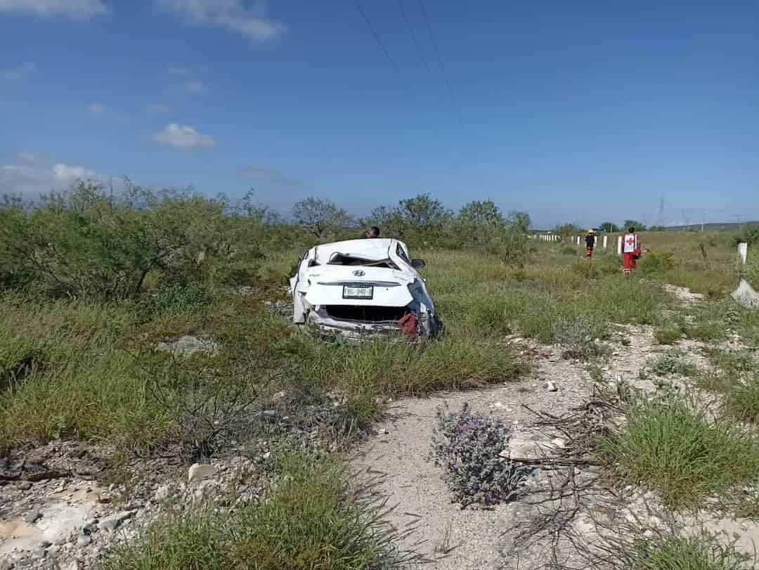 Destroza auto en volcadura