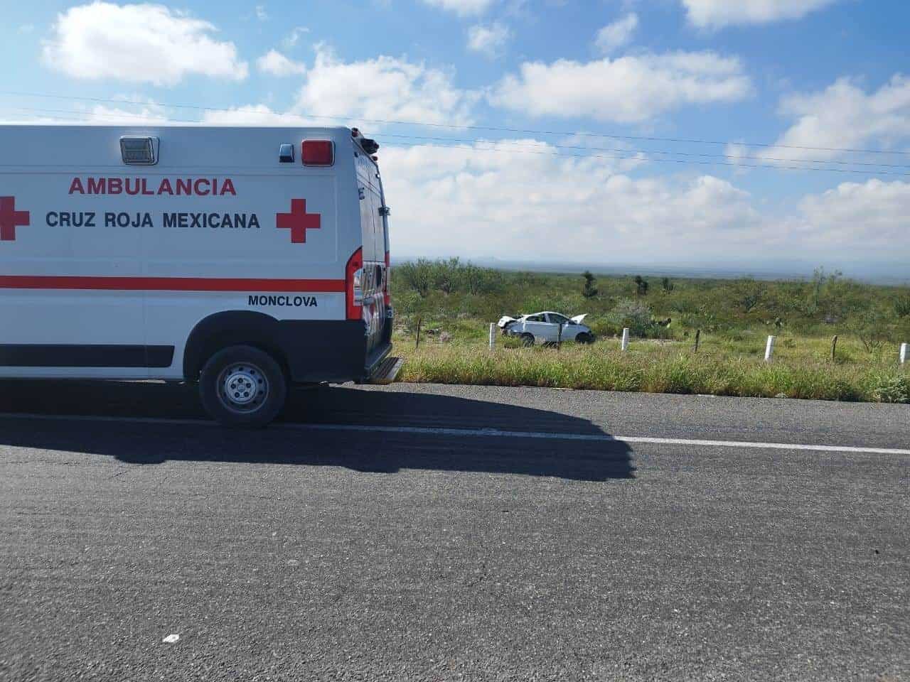 Destroza auto en volcadura