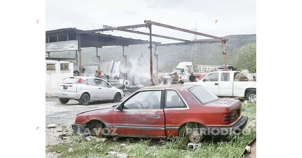 Se quema tráiler dentro de taller