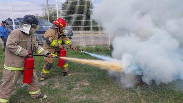 Capacitan a bomberos de Nava