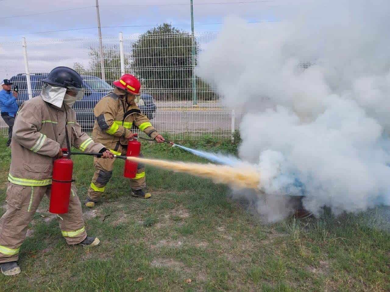 Capacitan a bomberos de Nava