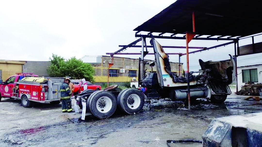 Se quema tráiler dentro de taller