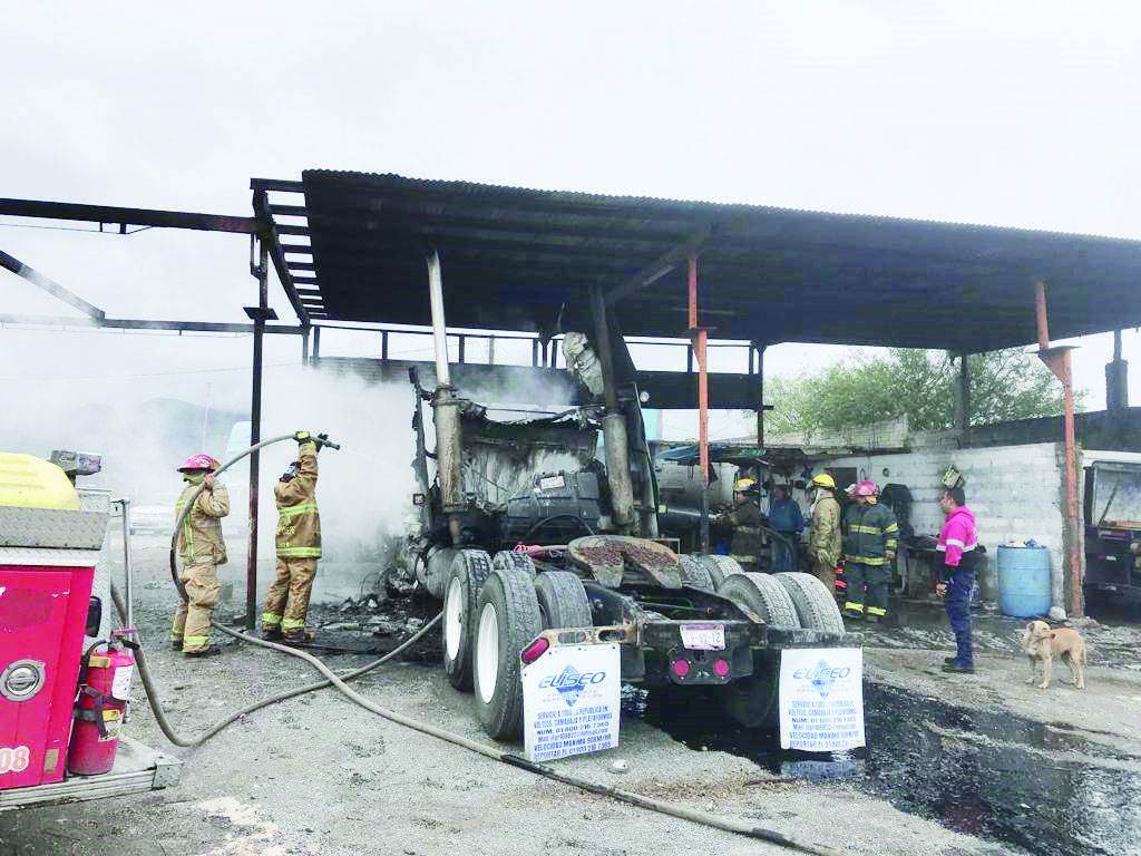 Se quema tráiler dentro de taller