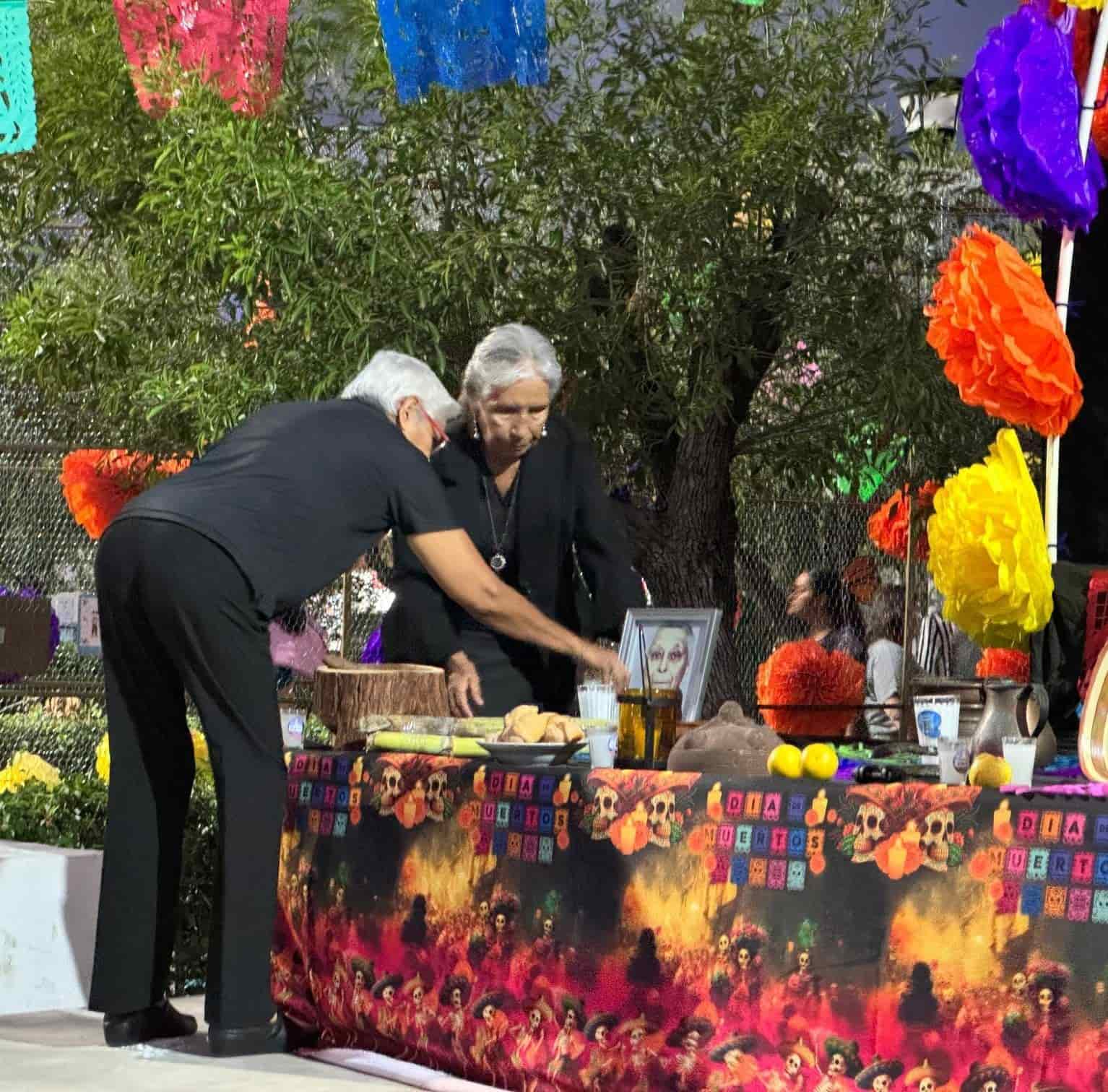 Inaugura Frontera altar de muertos