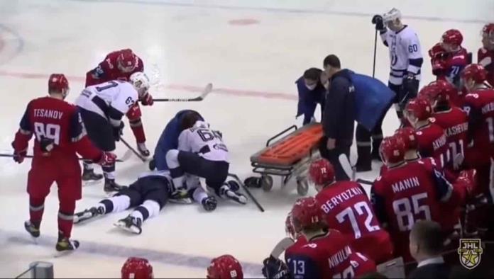 Muere jugador de hockey sobre hielo tras corte en el cuello 