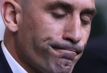 La FIFA inhabilita por tres años a Luis Rubiales tras investigación por beso