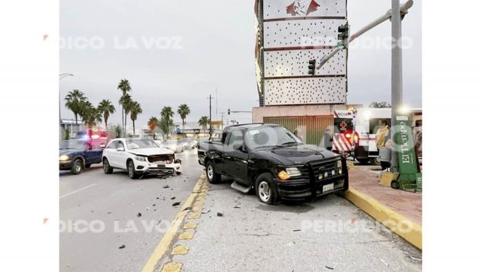 Deja sin defensa una Mercedes Benz