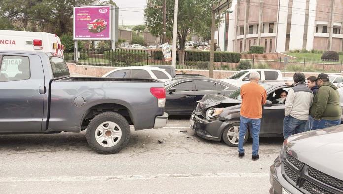 Se distrae al volante y choca con camioneta