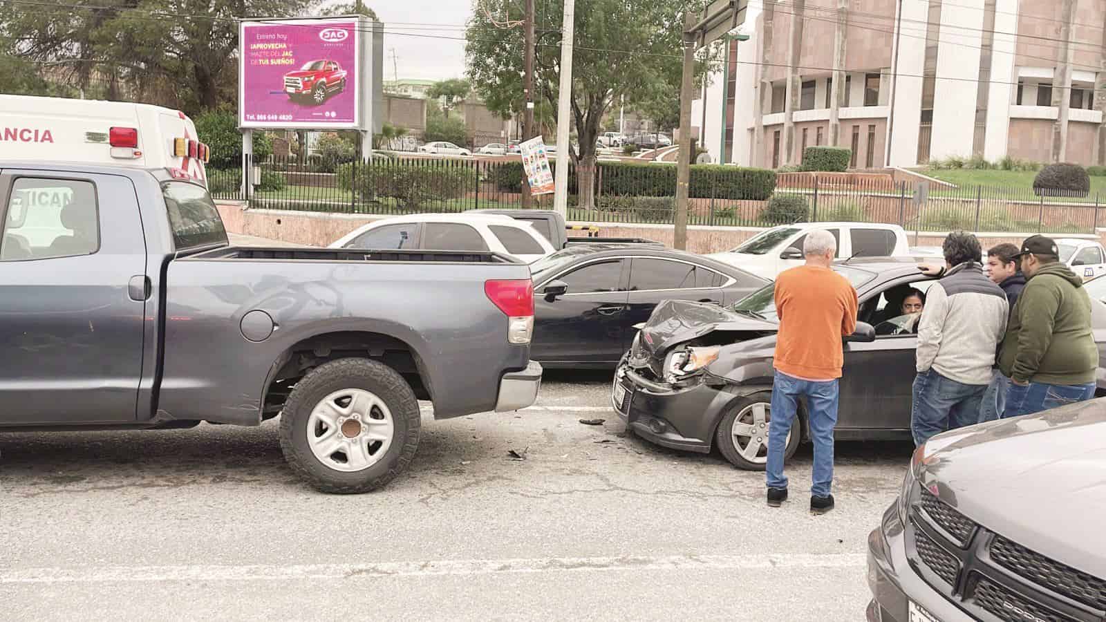 Se distrae al volante y choca con camioneta