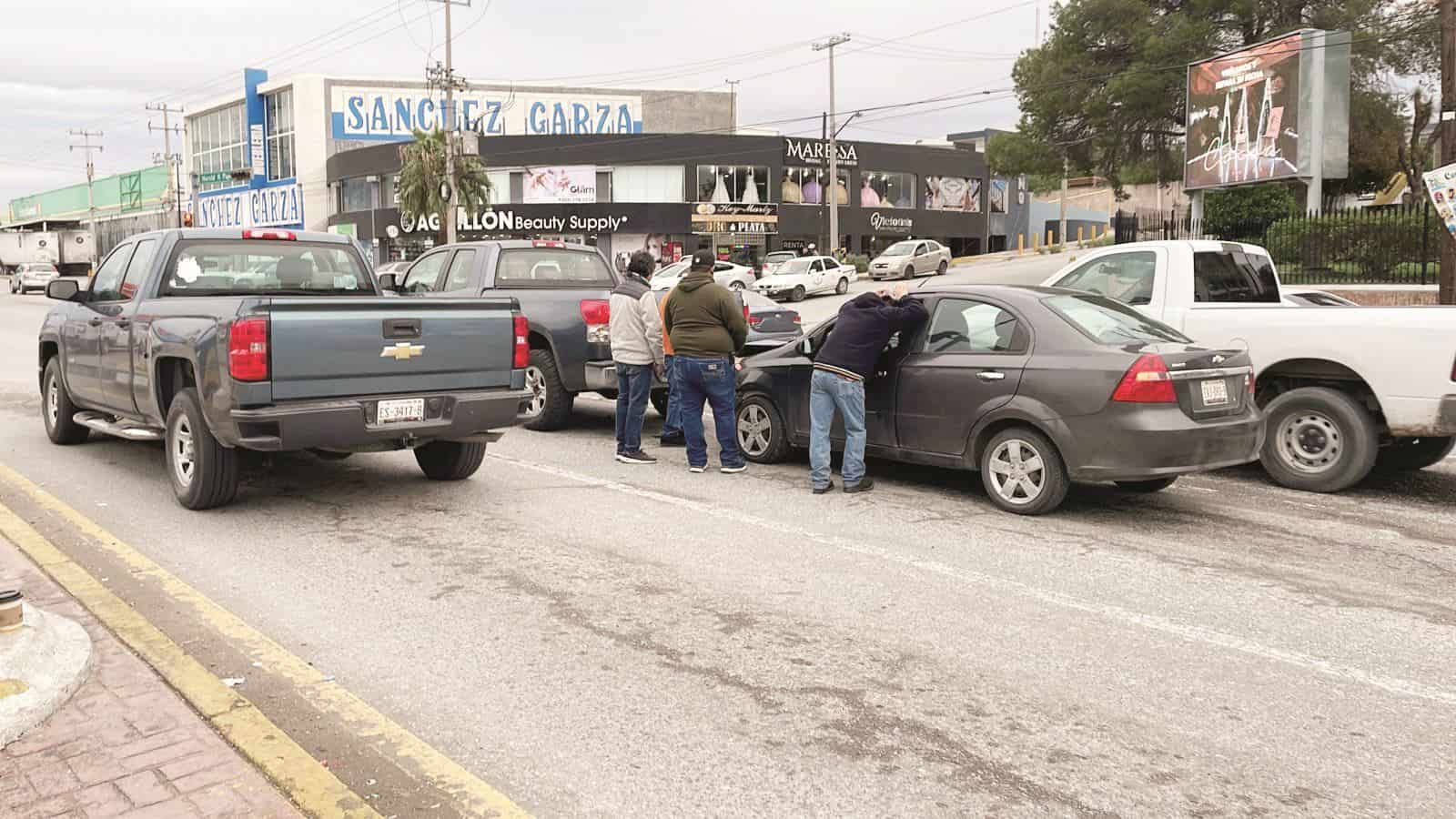 Se distrae al volante y choca con camioneta