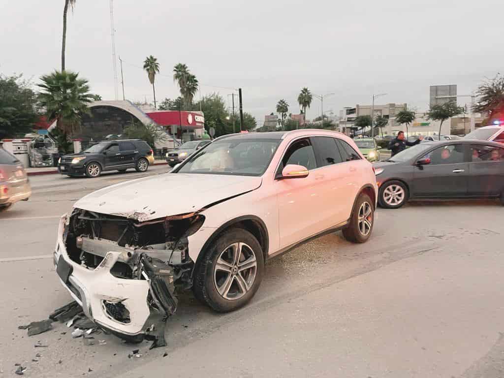 Deja sin defensa una Mercedes Benz