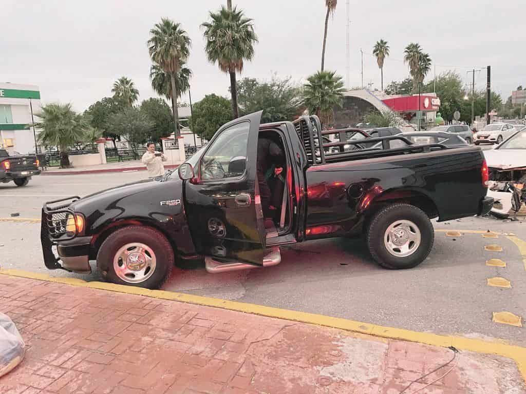 Deja sin defensa una Mercedes Benz